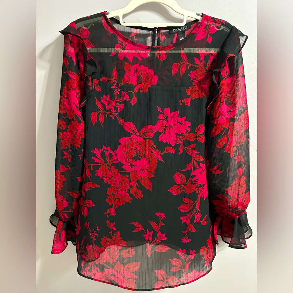 2/$25 roz & ALI red and black floral top, ruffled sleeves and shoulders, size S